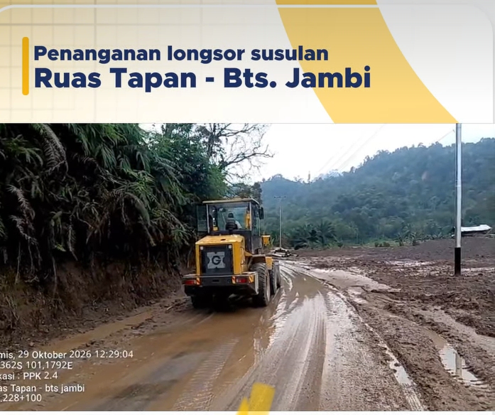  Penanganan longsor susulan di Ruas Tapan - Bts. Jambi terus dikebut. Satu unit alat berat dikerahkan untuk meratakan jalan yang tertutup lumpur agar akses transportasi masyarakat kembali normal. Berdasarkan informasi, lokasi tepatnya berada di STA 2+228+